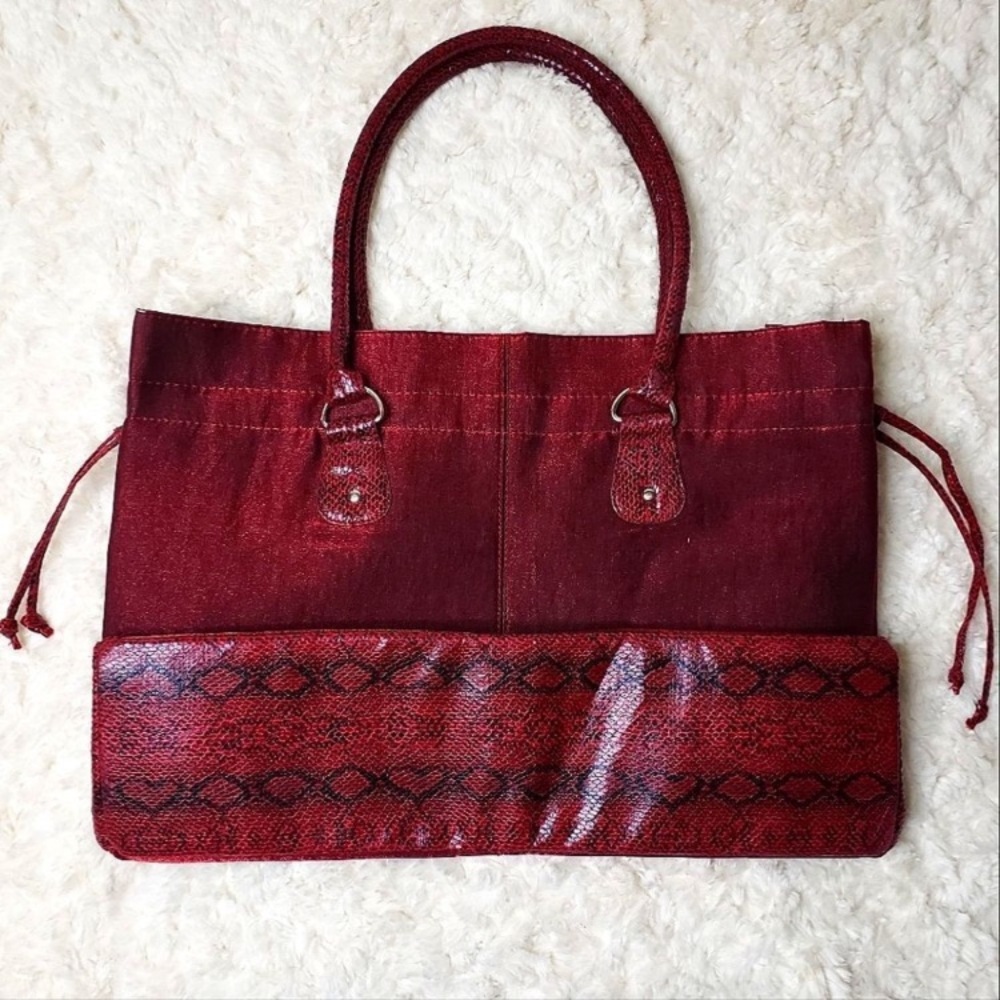 Queen by Queen Latifah Red Metallic Faux Snake
Canvas Burgundy Tote NWT